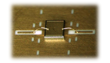 Mažas silicio kondensatorius 10 GHz dažniams